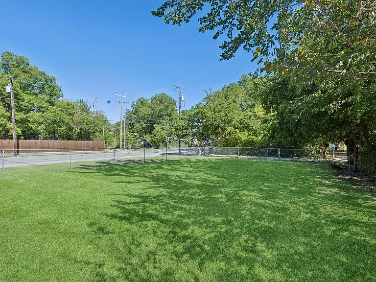 731 W Bond St — Photo 25