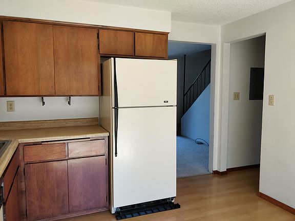 4th image of 361 Glenn St