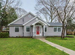 7 Oak Ln, Coram, NY 11727