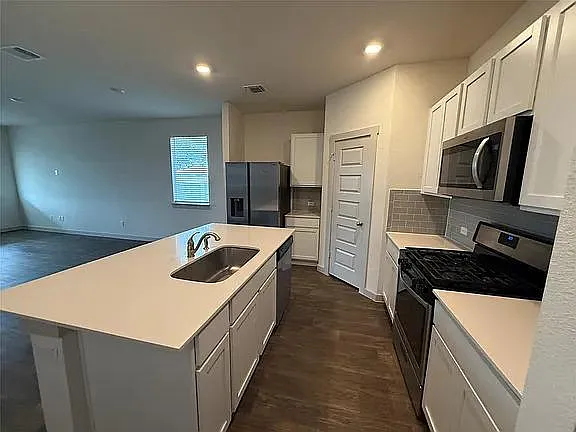 4 bed, 2.0 bath, 1619 sqft, $2,079 — Photo 4