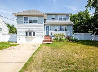 24 W 2nd St, Freeport, NY 11520