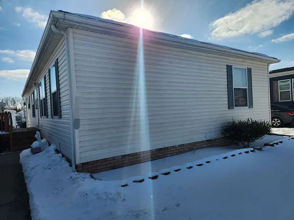 19795 Wildwood Ln, Gibraltar, MI 48173