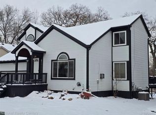 2727 Riverside Dr, Waterford, MI 48329