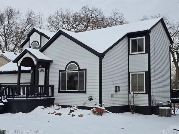 2727 Riverside Dr, Waterford, MI 48329