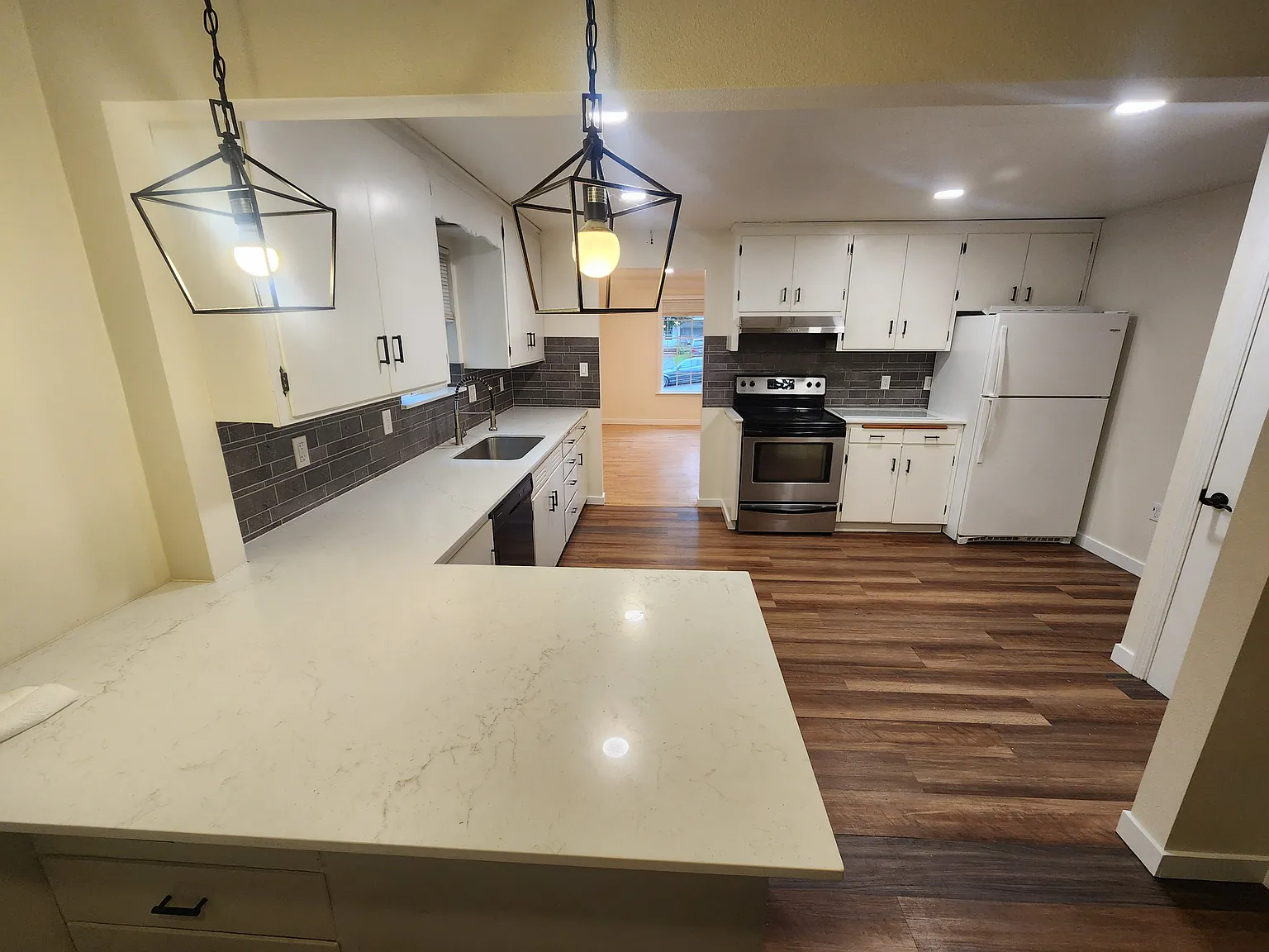 3 bed, 860 sqft, $735 — Photo 1