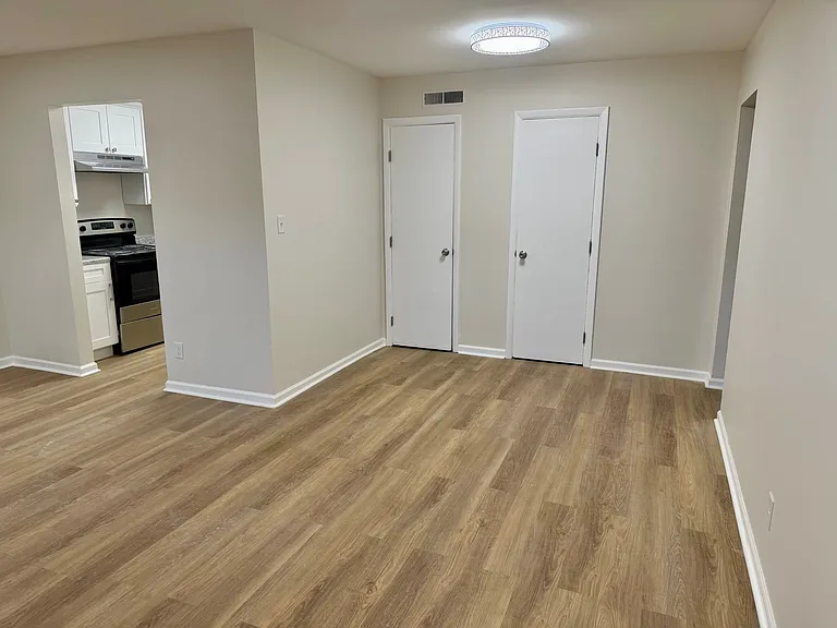 Sherwood Forest Apartments — Photo 31