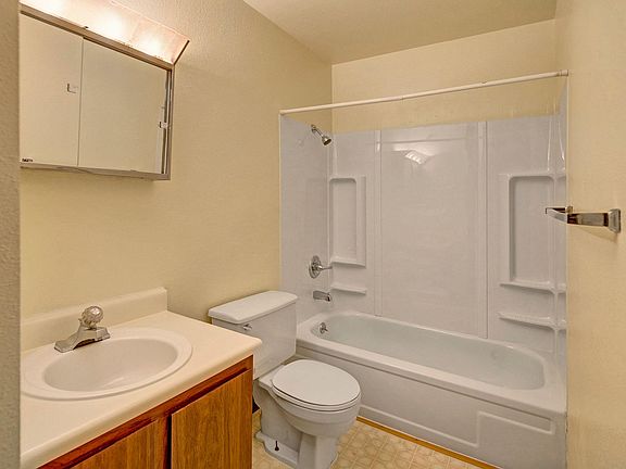 Brighton Woods Apartments - Bathroom