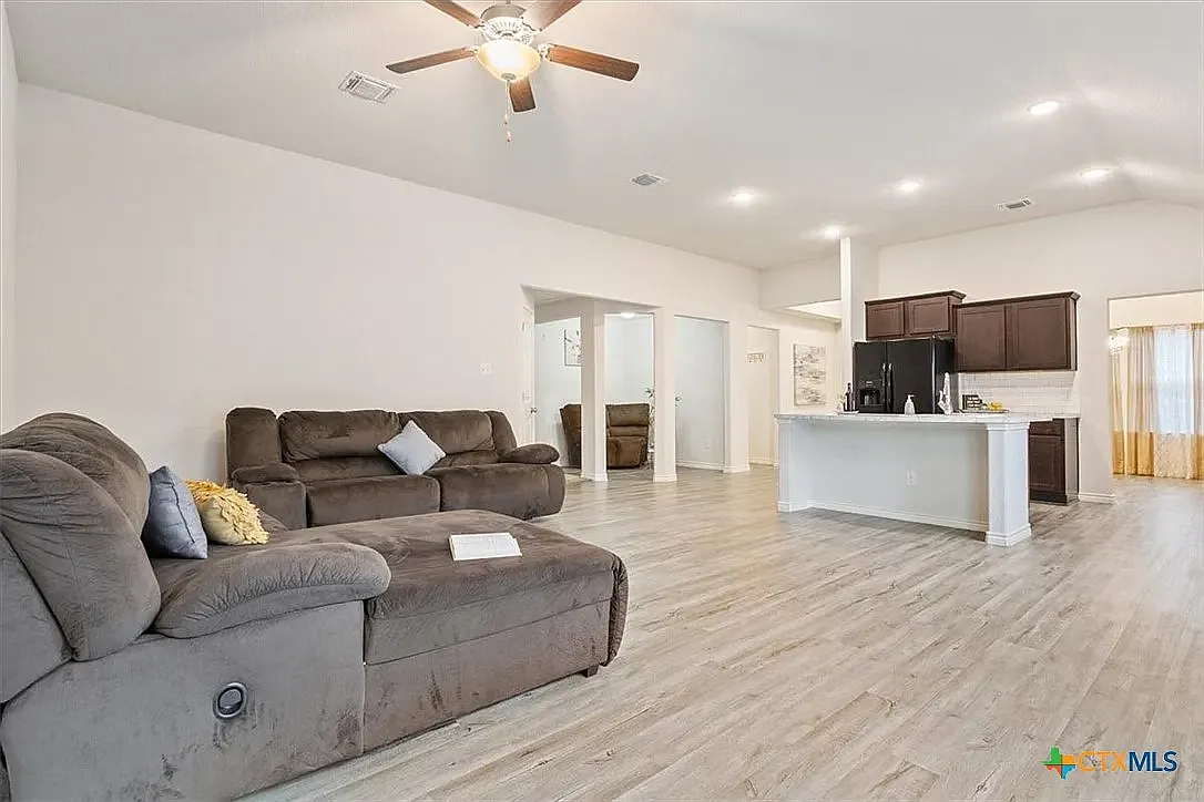 4 bed, 1887 sqft, $1,800 — Photo 2
