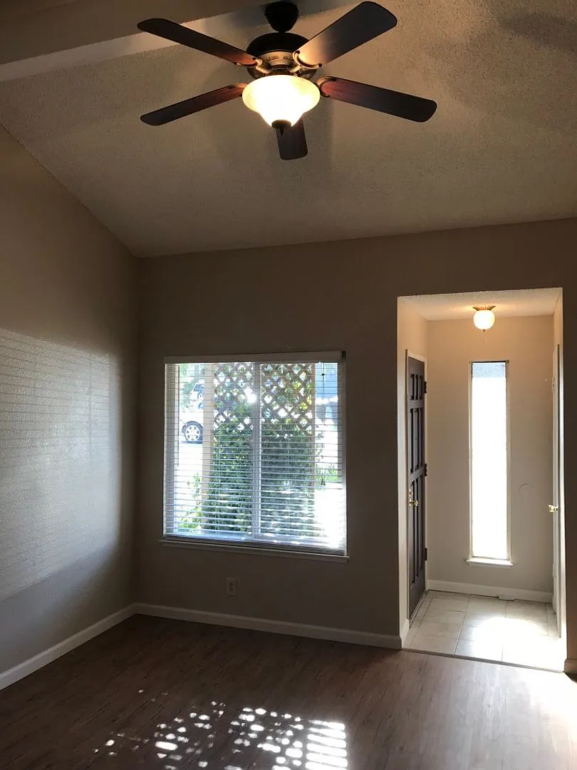 Fair Oaks 2bd/2ba Duplex with Garage — Photo 3