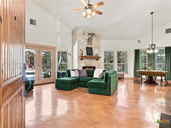 2 Trophy Ln, New Braunfels, TX 78132