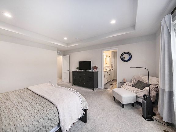3rd image of 882 Groveland Cir