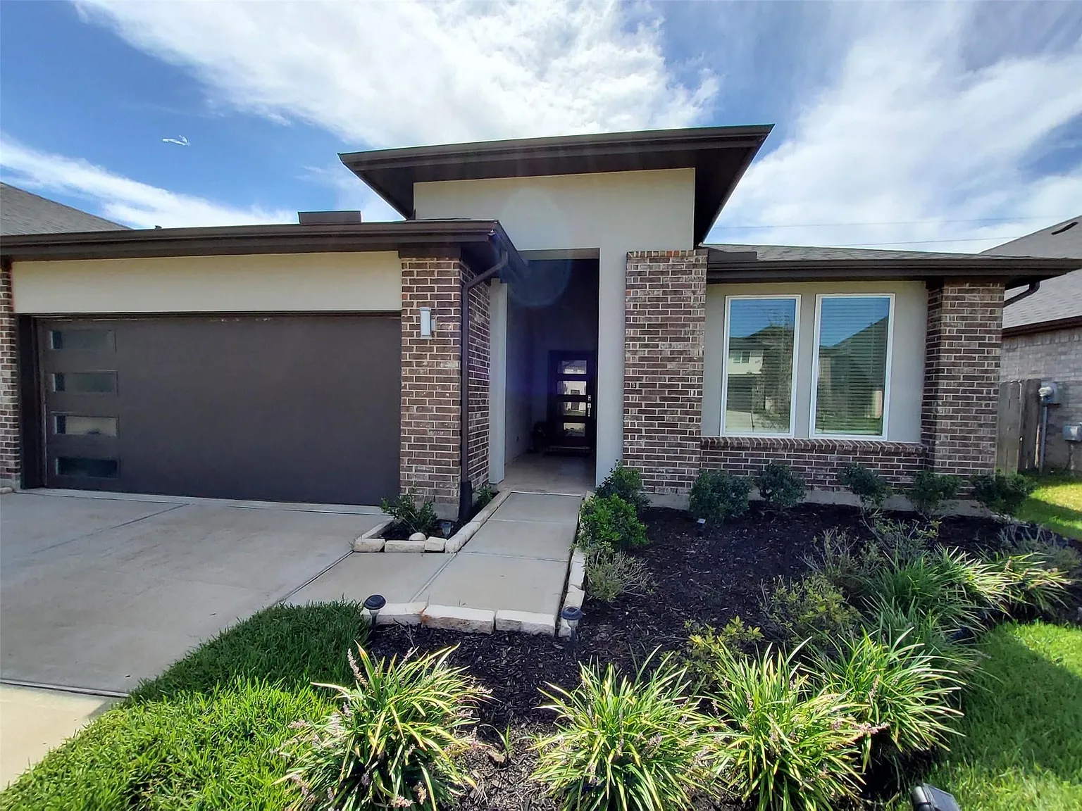 4 bed, 2073 sqft, $2,700 — Photo 1
