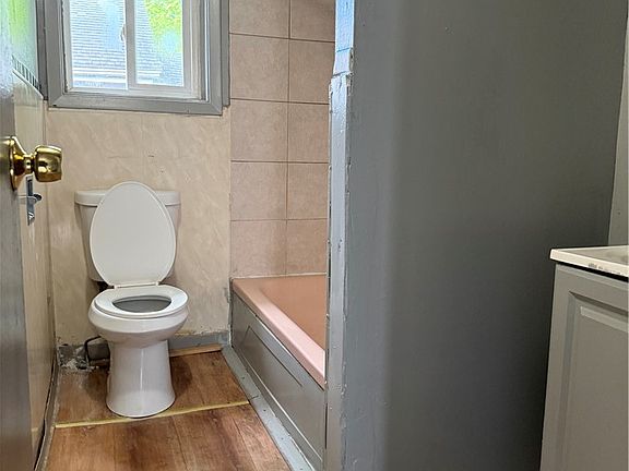4th image of 626 Jay St