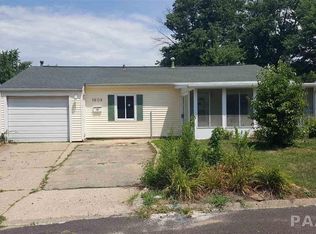 1609 Saratoga St, Pekin, IL