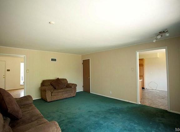 3rd image of 726 Villa Capri Ct