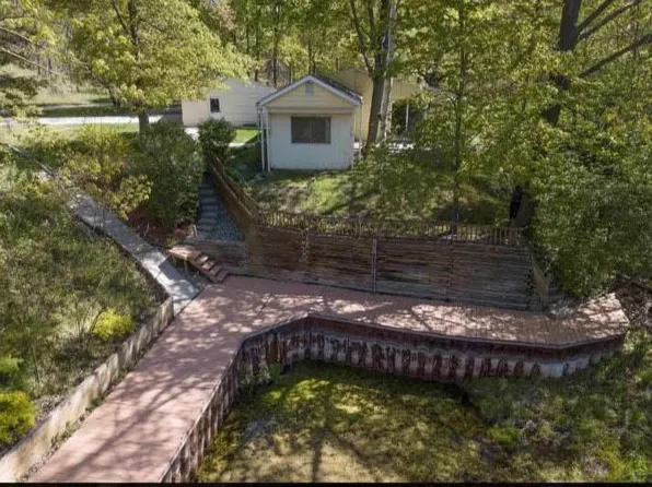 836 Poquonnock Dr, Hope, MI 48628