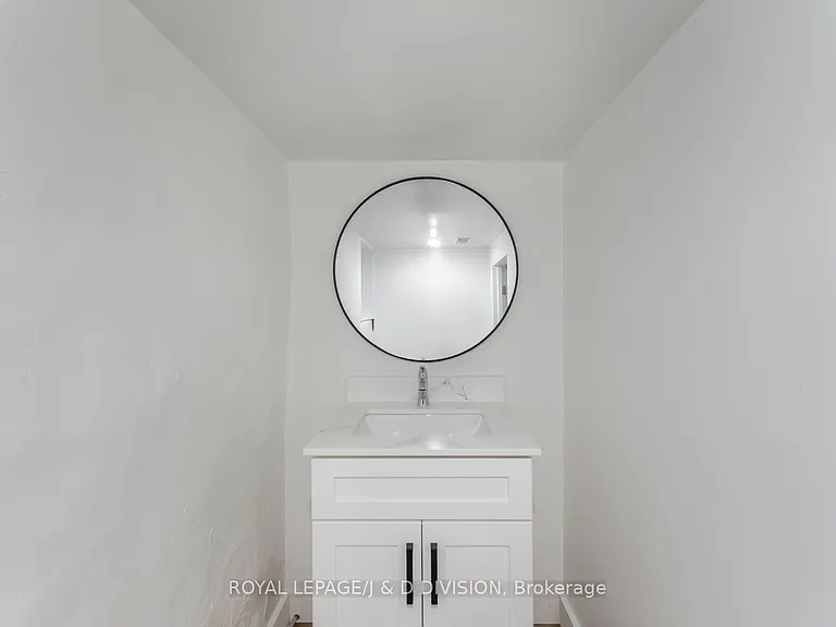 1132A Dovercourt Rd — Photo 28