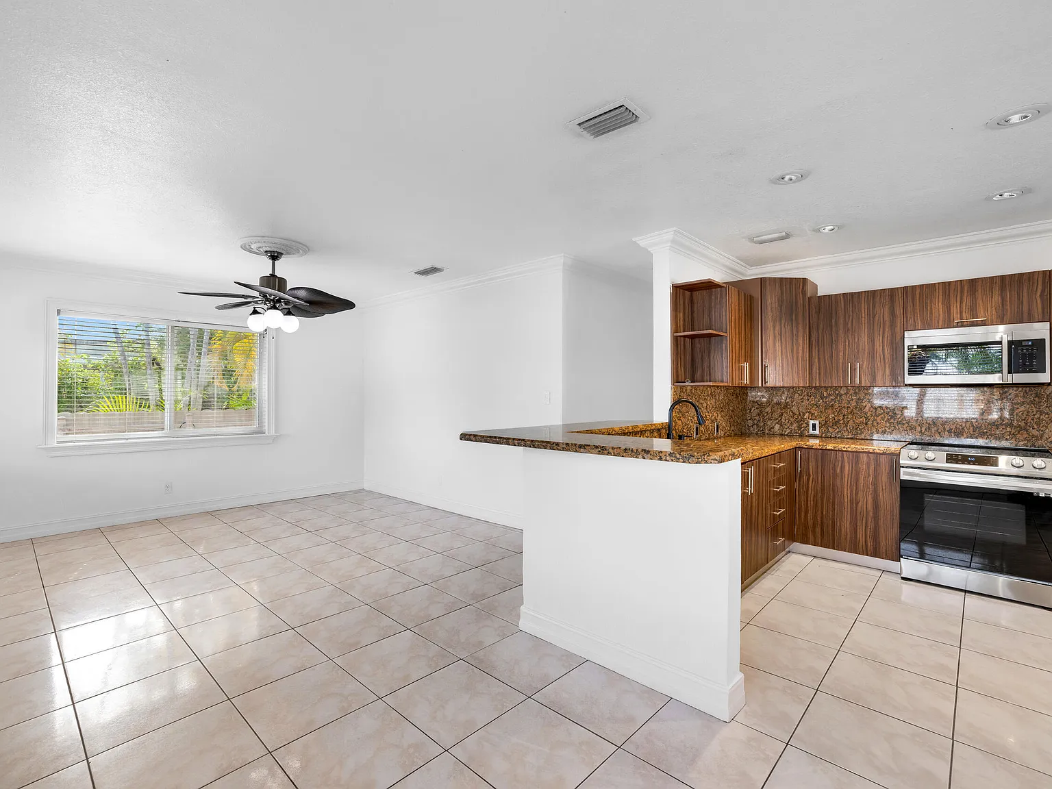 3 bed, 2.0 bath, 1940 sqft, $3,400 — Photo 4
