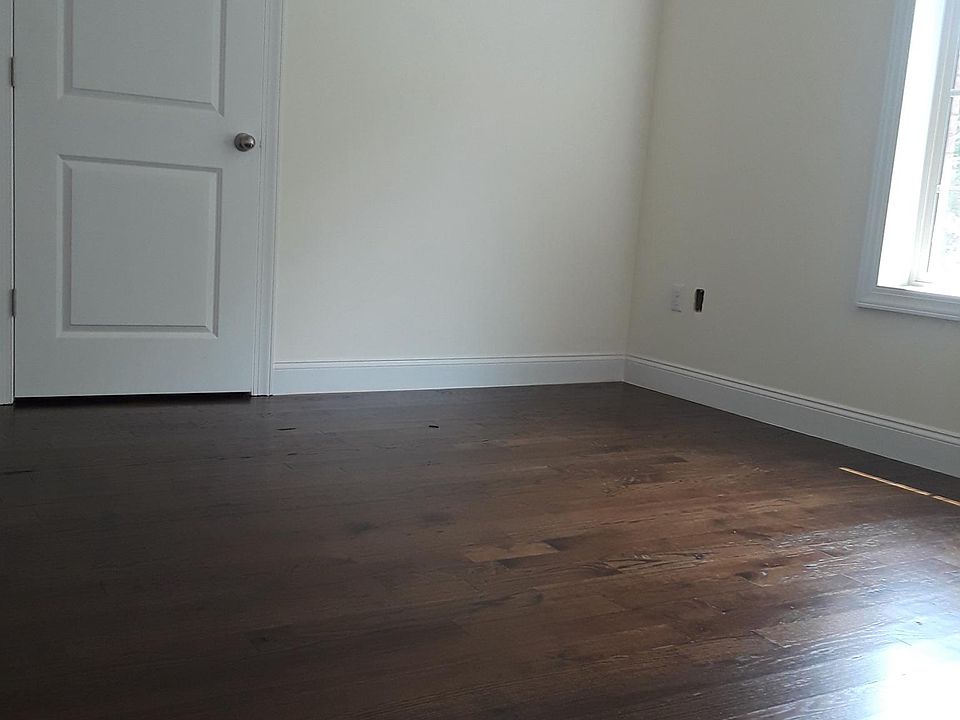 2nd image of 4065 Victory Blvd