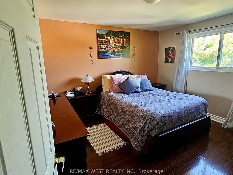 516 Harris Ct — Photo 4