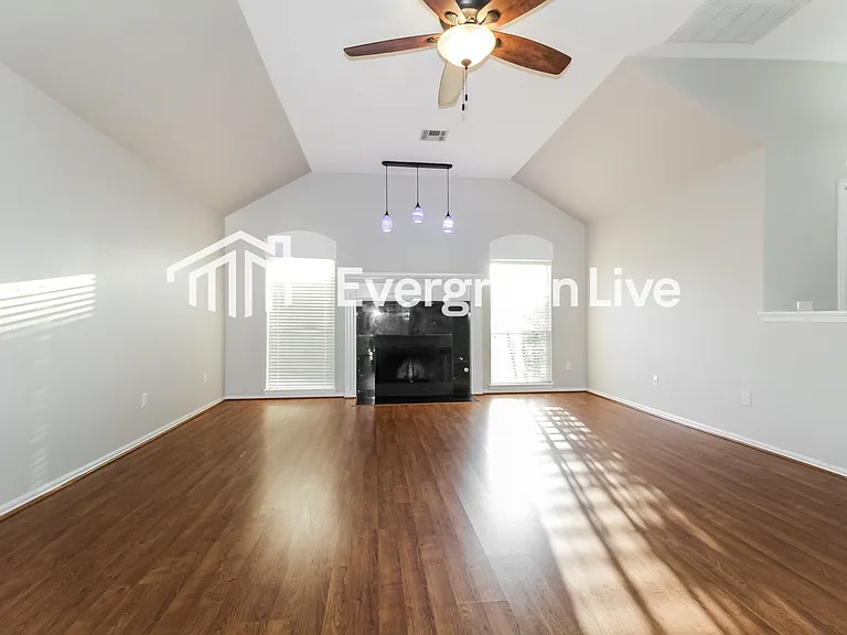 2809 Victoria Dr — Photo 3