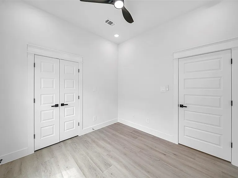4834 Higgins St #B — Photo 23