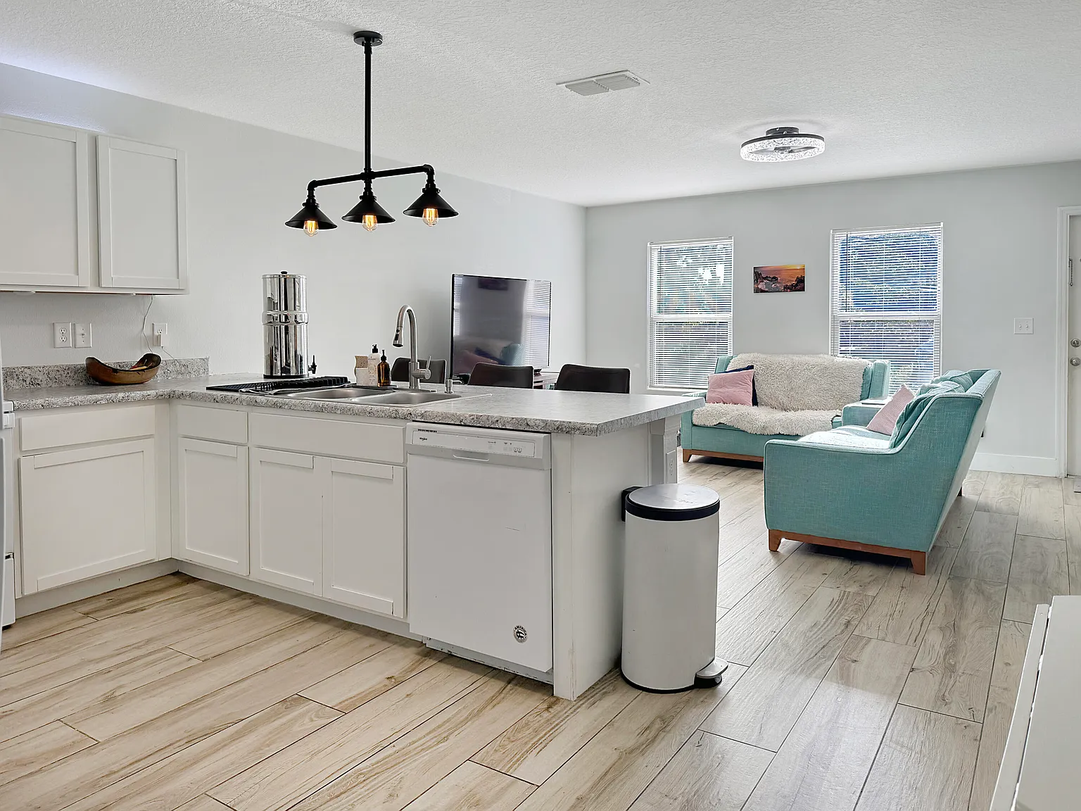 4 bed, 2.0 bath, 1418 sqft, $2,650 — Photo 4