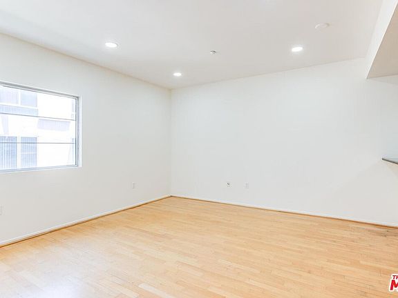 3rd image of 2864 Sunset Pl APT 404