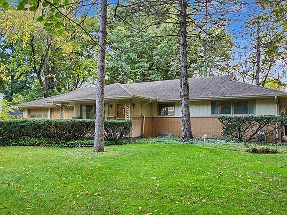 3rd image of 560 Lodge Ln