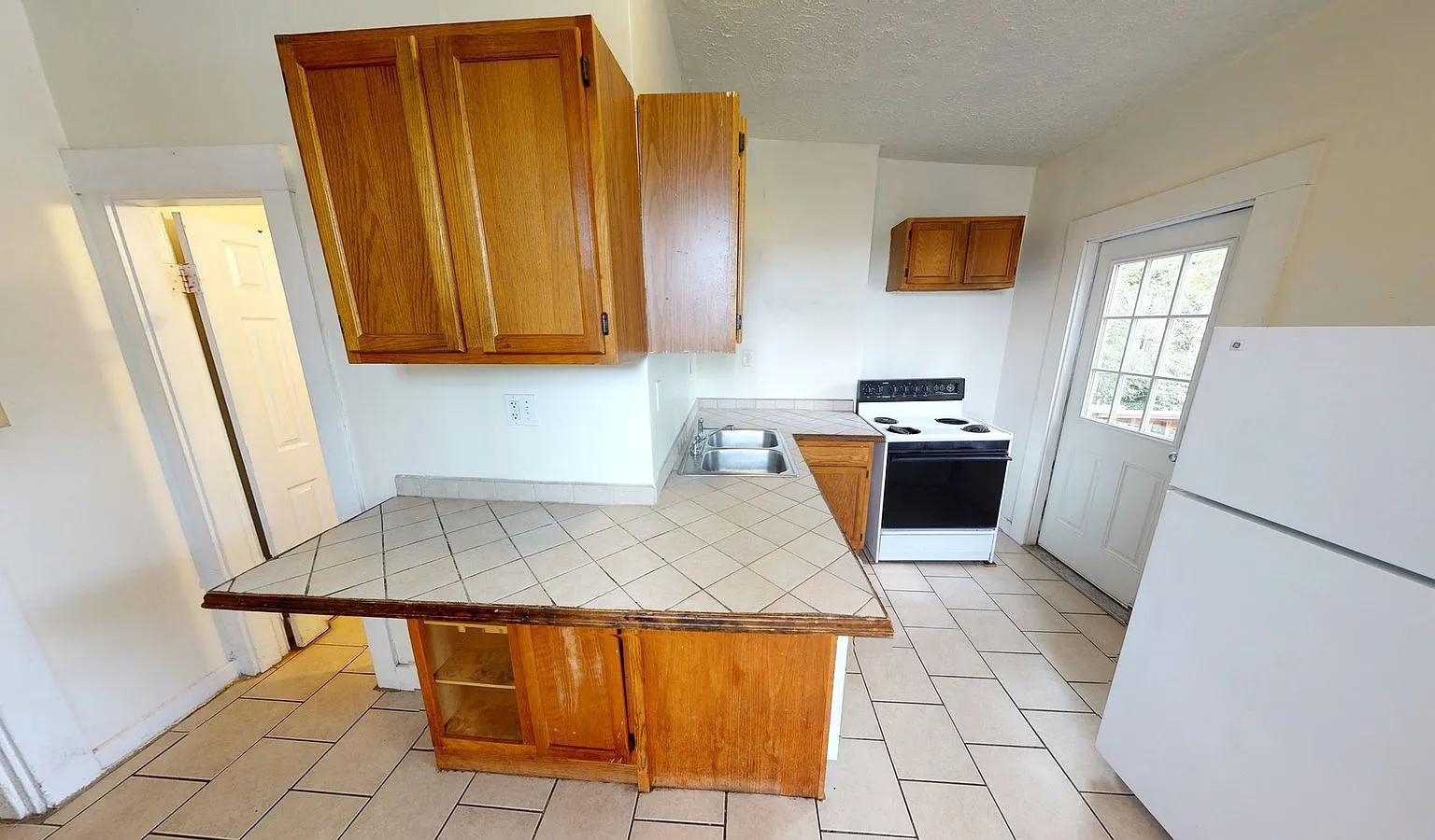 5 bed, 2.0 bath, $2,000 — Photo 2
