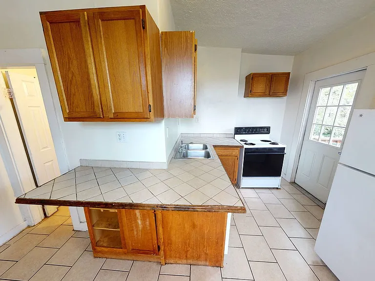 2431 Vine St — Photo 2