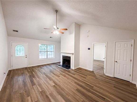 4th image of 160 Regency Dr