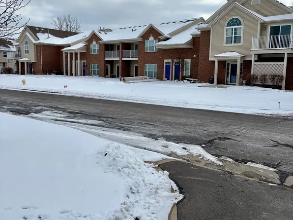 28230 S Pointe Ln, Chesterfield, MI 48051