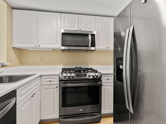 3rd image of 1 Nassau St Unit 1002