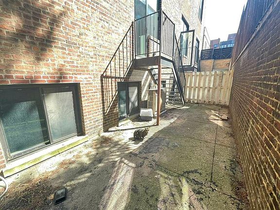 5th image of 179 Bainbridge St #109