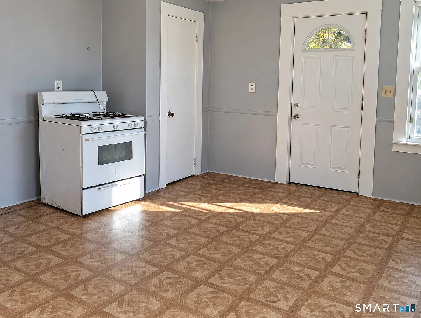 3 bed, 1.0 bath, 1000 sqft, $1,300 — Photo 2