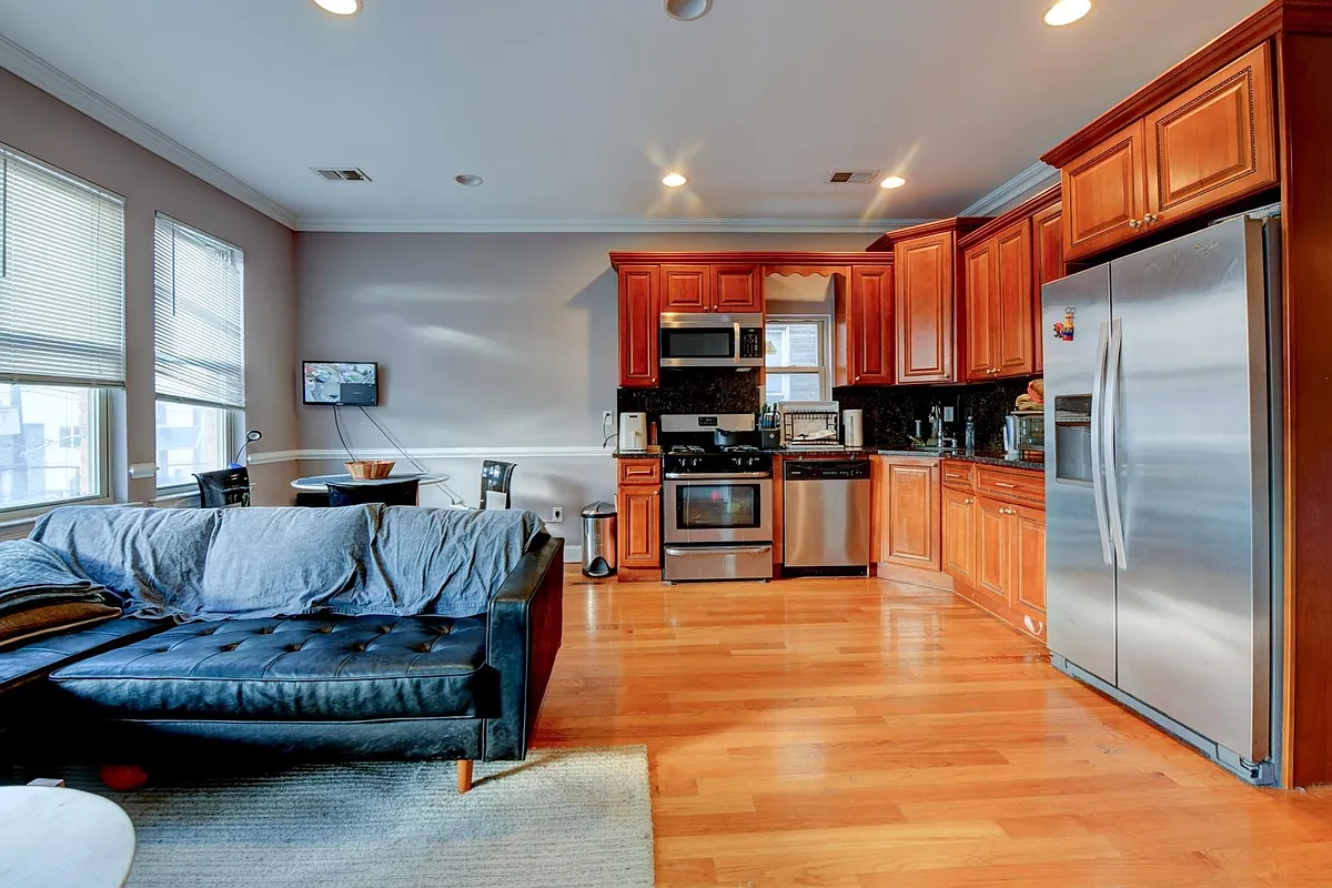 Building Photo - 572 Liberty Ave #2
