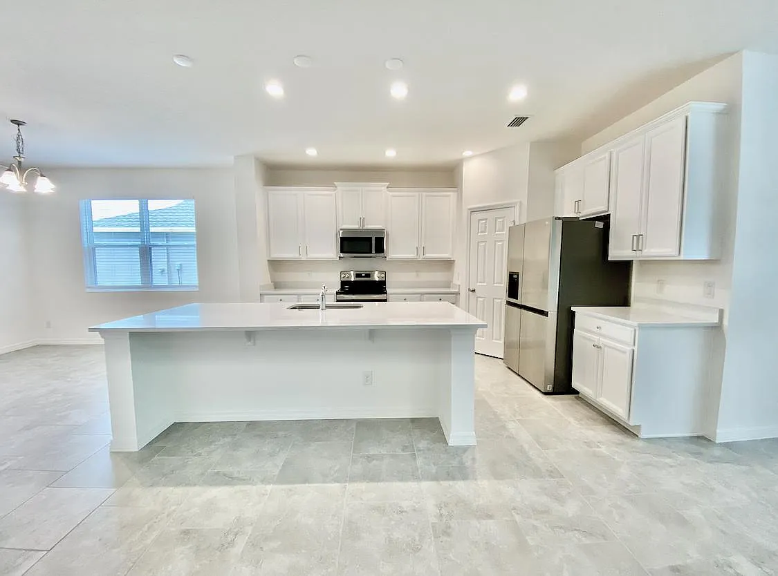 924 Avenal Ln — Photo 4
