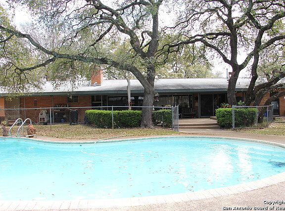 5th image of 225 Gardenview Dr