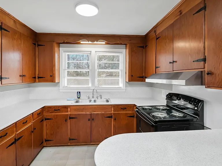 1813 Fairlawn Cir — Photo 9