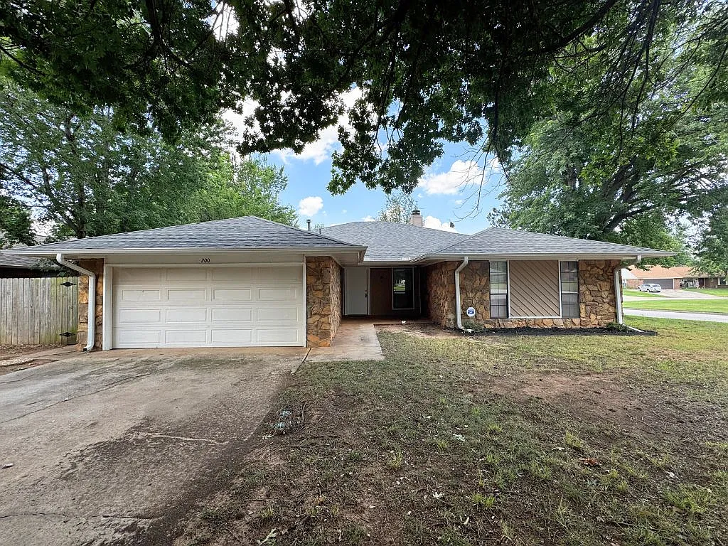 200 Lochwood Cir. Yukon, OK 73099 — Photo 1