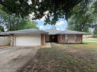 200 Lochwood Cir, Yukon, OK 73099