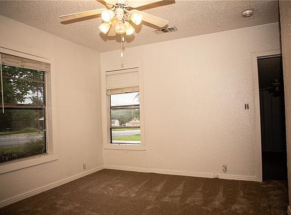 4th image of 813 Meadow Park Dr