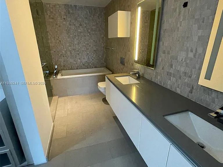 88 SW 7th St #1608 — Photo 9