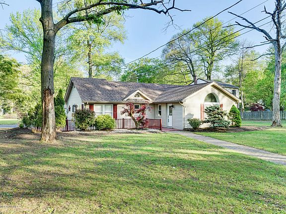 3rd image of 8 Gillville Ln