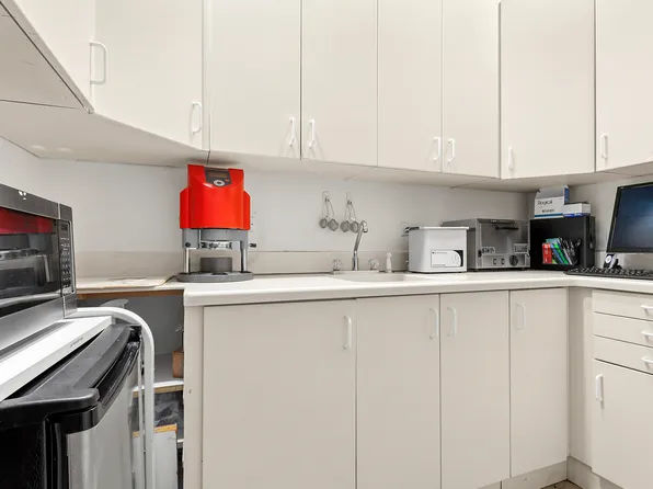 935 Park Avenue image 8 of 10