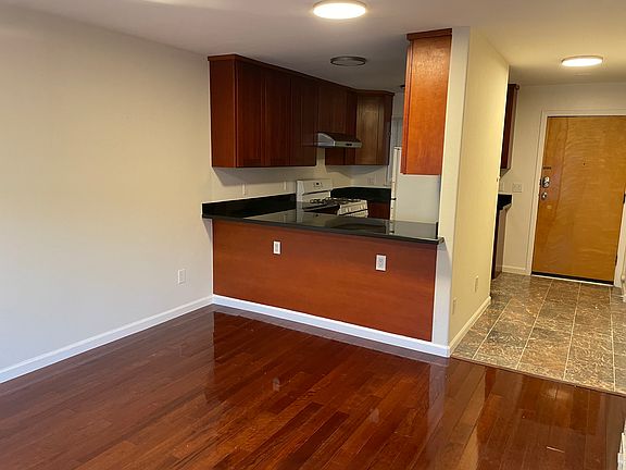 5th image of 2144 Grove St APT 1