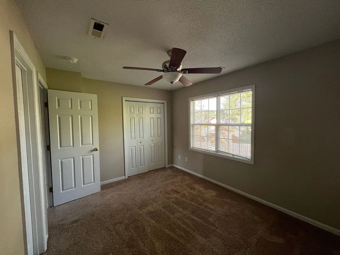 Lovely 2 bedroom 2.5 bathroom townhouse . Located at the end of a Cul-de-sac, with a fenced in ba... — Photo 3