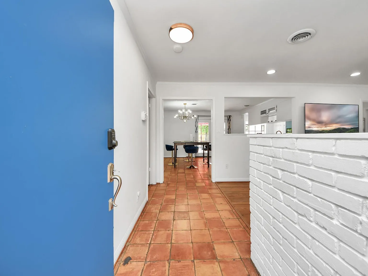 3 bed, 2.0 bath, 1595 sqft, $2,990 — Photo 4