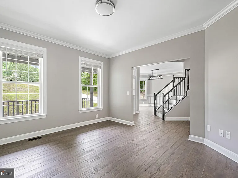 1525 Walters Ln — Photo 5